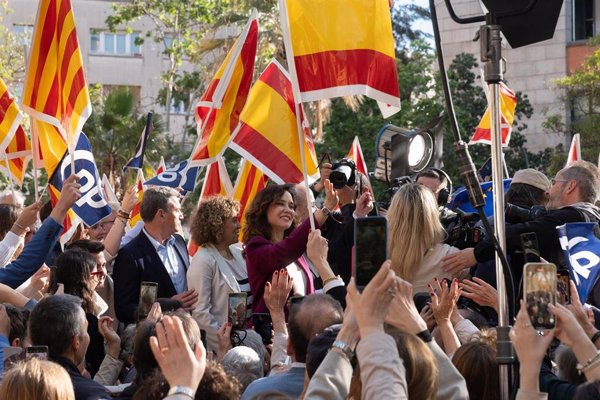 Ayuso acusa a Sánchez de utilizar a los catalanes y pide 