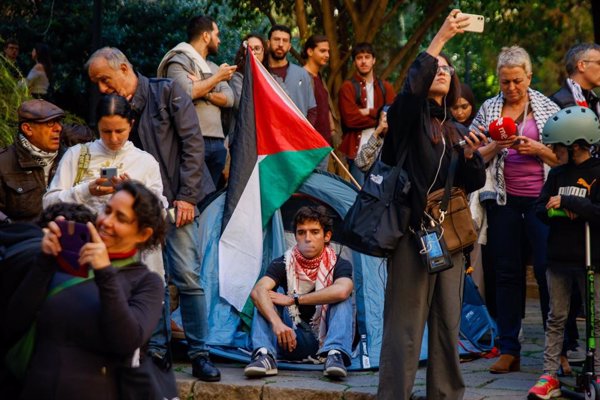 Estudiantes acampan en el Edificio Histórico de la Universidad de Barcelona para apoyar a Palestina