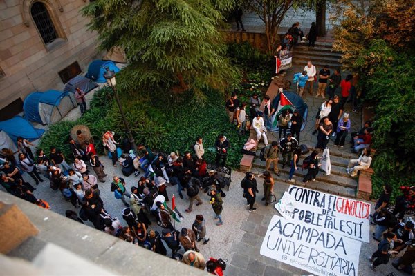 Los universitarios acampados en la UB por Palestina piden 