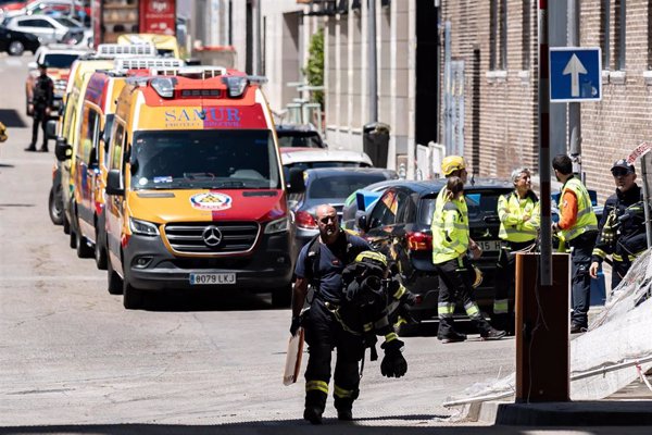 (Resumen) Dos obreros atrapados y uno herido al derrumbarse dos forjados en un edificio en obras en Fuencarral (Madrid)