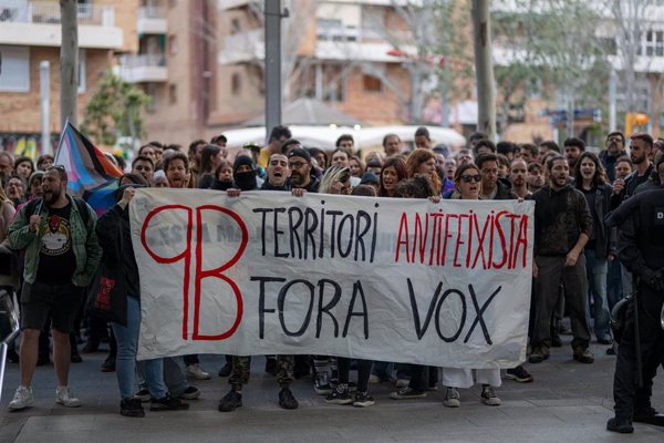 Un centenar de manifestantes contra un acto de Vox con Abascal en Barcelona