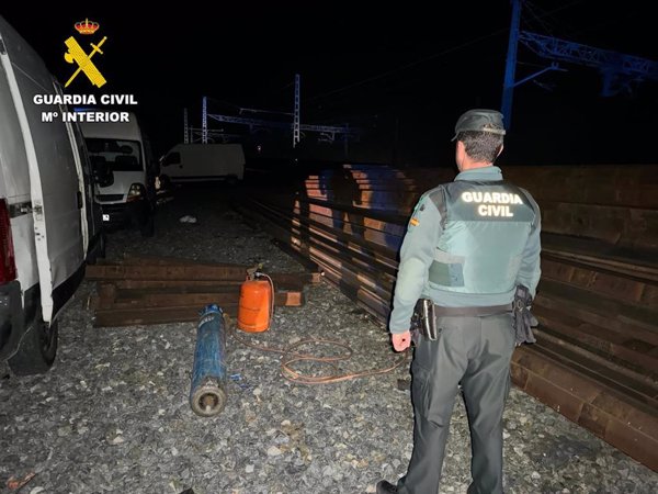 Detenidas 17 personas en Sanchidrián (Ávila) por robar casi 400 metros de carril de la vía del tren