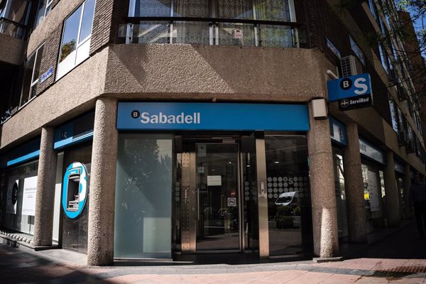 La acción de Sabadell se mantiene un 3,6% por encima del precio previo a la oferta de BBVA