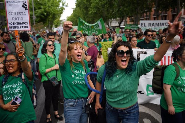 Miles de personas secundan la manifestación en Madrid que pone el broche a la primera jornada de la huelga educativa