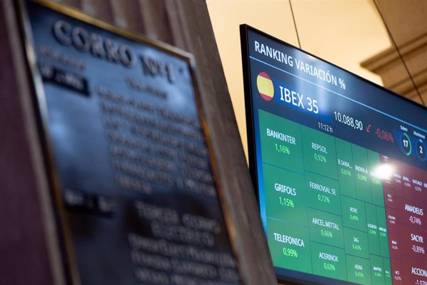 El Ibex 35 cae un 1,1% al mediodía y se aferra a los 11.000, atento a la OPA hostil de BBVA a Sabadell