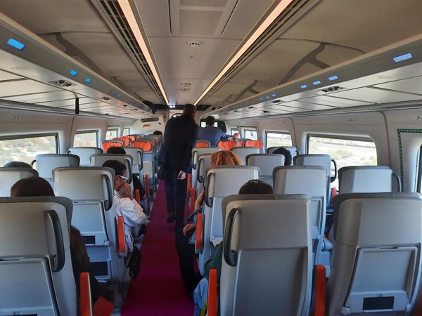 Renfe realiza viajes de simulación comercial de los trenes Avlo S106 (Avril)