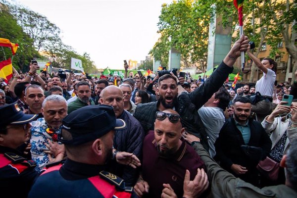 Abascal se encara a unos manifestantes en un acto de Vox en Reus (Tarragona)