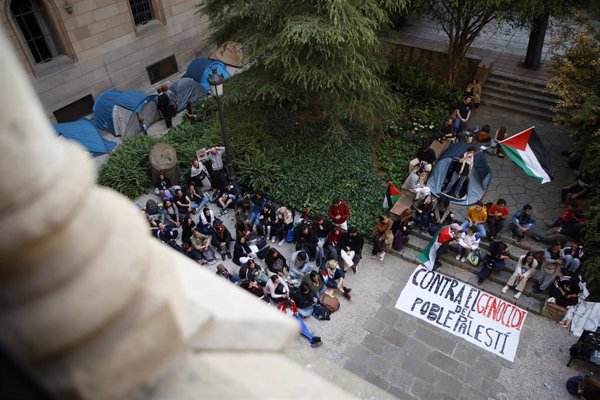 Continúa la acampada por Palestina en la Universidad de Barcelona este jueves por la noche