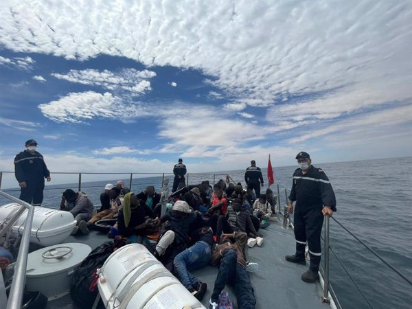 La Armada marroquí rescata a 38 migrantes que se dirigían a las Islas Canarias