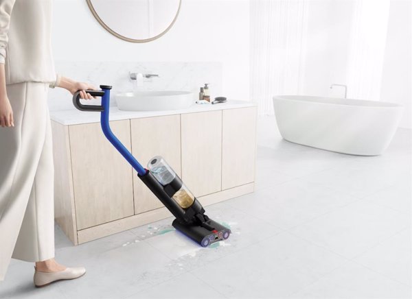 La fregona eléctrica Dyson Wash G1 incorpora rodillos contrarrotantes para eliminar la suciedad de una sola pasada