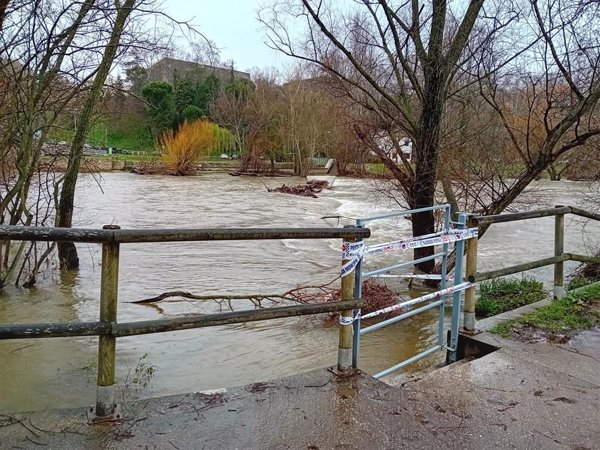 Cerradas las pasarelas del Arga debido al aumento del caudal del río en Caparroso (Navarra)