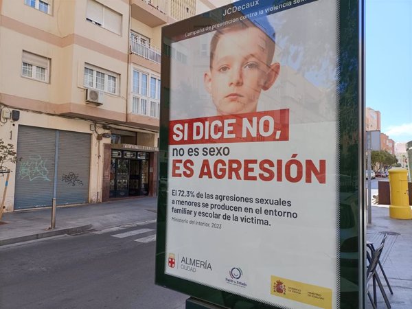 El Ayuntamiento de Almería ordena retirar un cartel contra las agresiones sexuales a menores con un mensaje erróneo