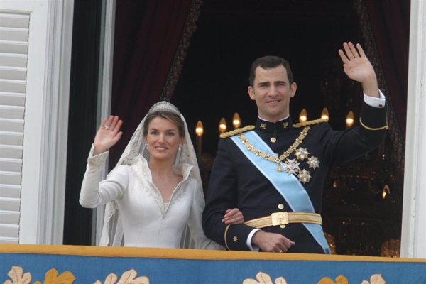 Telecinco ofrece mañana el especial 'Felipe y Letizia, 20 años', con motivo del XX aniversario de boda de los reyes