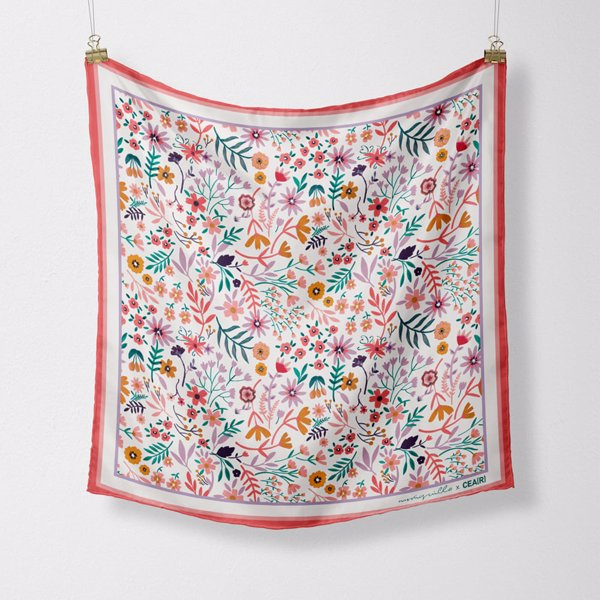 CEAR lanza un pañuelo solidario con la diseñadora Moniquilla que pondrá a la venta en el Mercado de las Flores de Vogue
