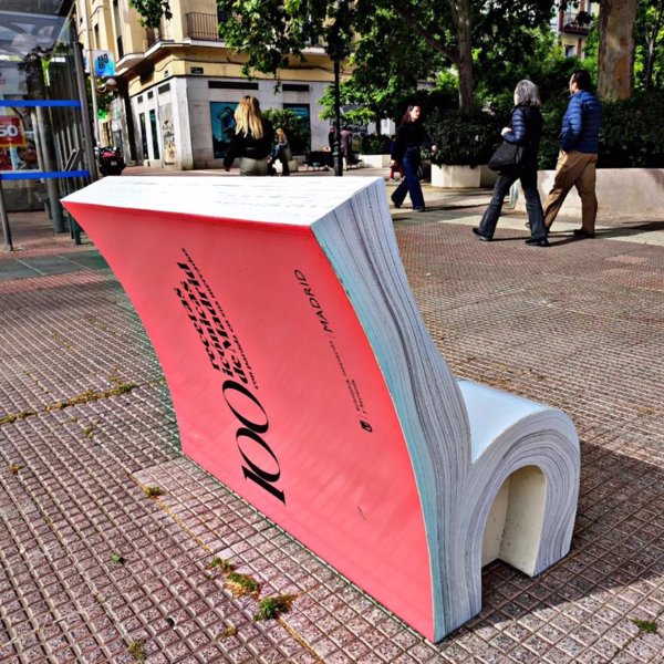 Arranca una nueva campaña para promocionar la lectura con 26 bancos que toman forma de libro en Madrid