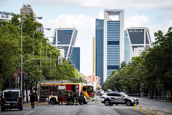 Atascos en la Castellana y afecciones en el transporte público por la fuga de gas en el exterior del Bernabéu