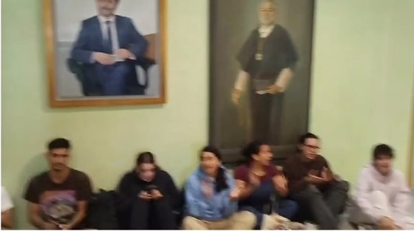 Los estudiantes pro Palestina de la UPO levantan su encierro junto al despacho del rector