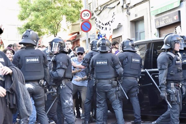 Tensión entre manifestantes y policías en la protesta contra el desfile de Vuitton en Barcelona