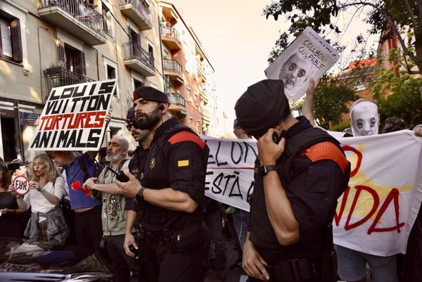 Finaliza la protesta contra el desfile Louis Vuitton del Park Güell de Barcelona