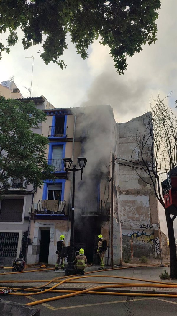 AMP-. Un incendio en un edificio de Zaragoza obliga a desalojar a 12 personas por el riesgo de derrumbe