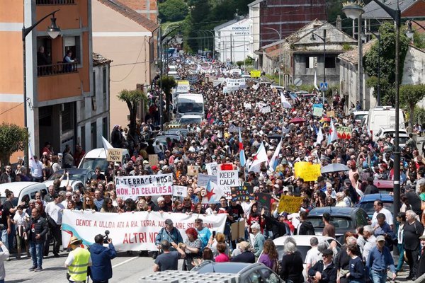 Miles de personas claman en Palas (Lugo) contra la fábrica de Altri: 