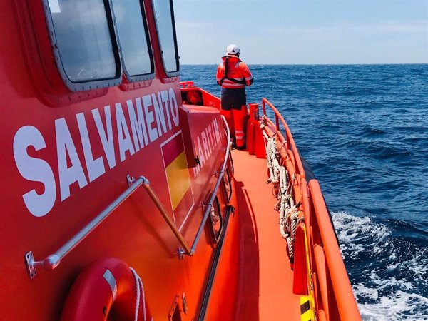 Rescatan de madrugada a cuatro migrantes en una 'toy' a 16 millas al suroeste del cabo de Trafalgar (Cádiz)