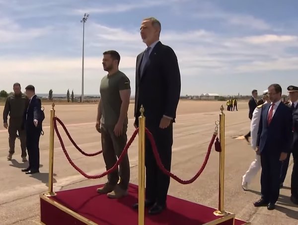 El Rey recibe a pie de pista a Zelenski en su primera visita oficial a España