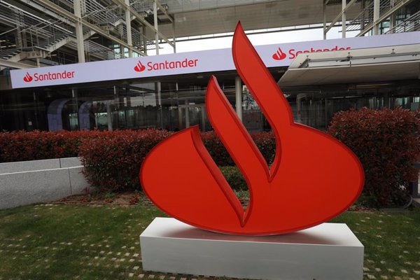 Santander negocia con Renault crear una filial de 'leasing' de coches