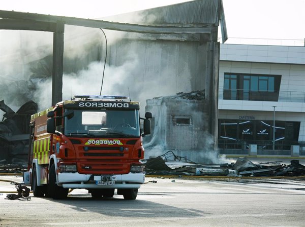 El viento dificulta la labor de los bomberos en el incendio de Mabe, en El Ejido (Almería), que amenaza con derrumbarse