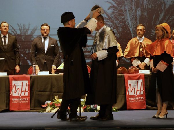 El periodista Carlos Herrera, Doctor Honoris Causa por la Universidad Miguel Hernández, de Elche (Alicante)