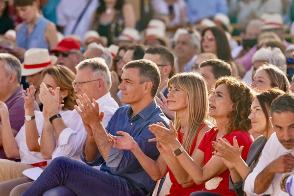 Sánchez asiste al mitin en Benalmádena acompañado de Begoña Gómez, al día siguiente de ser llamada a declarar