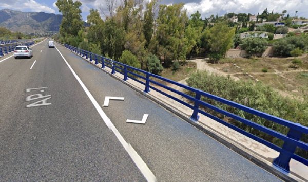 Dos fallecidos tras caer un turismo por un puente de la AP-7 en Mijas (Málaga)