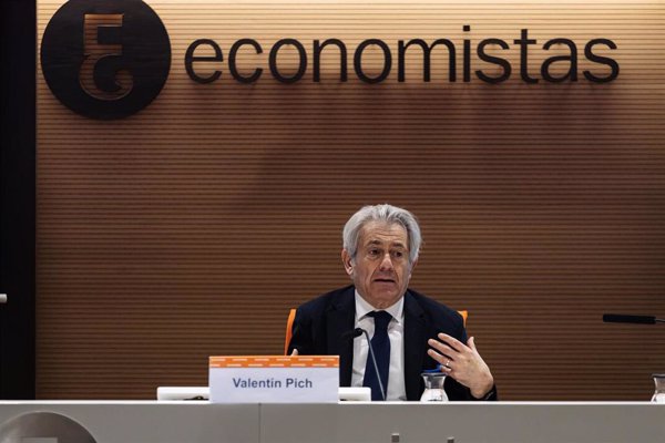 Economistas elevan al 2,2% su previsión de crecimiento del PIB este año y la sitúan en el 2% en 2025