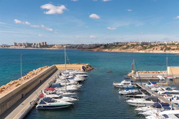 Tres heridos tras la explosión de una embarcación en el puerto de Cabo Roig en Orihuela Costa (Alicante)