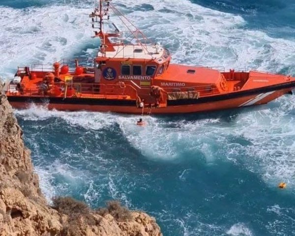 Rescatan a tres menores arrastrados por el mar durante el temporal en las calas de la zona de Bayyana (Almería)