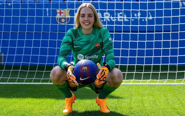 La portera inglesa Ellie Roebuck ficha por el Barça hasta 2026
