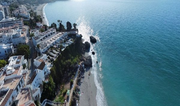 Muere un joven de 27 años desde un acantilado en Nerja (Málaga)