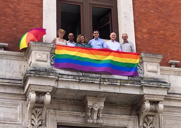 El PSOE de Valladolid instala la bandera LGTBI en sus balcones y critica que alcalde(PP)