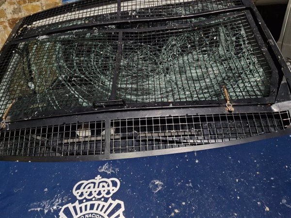 Dos policías resultan heridos tras una emboscada en El Príncipe, en Ceuta, que dejó un furgón 