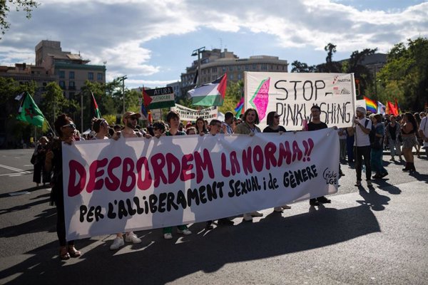 Más de 1.000 personas se manifiestan en Barcelona en defensa del colectivo LGTBIQ+ y de Palestina en una única marcha