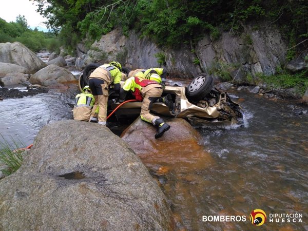 Concluye el rescate de los cuerpos de las tres personas fallecidas en un accidente de tráfico en Benasque (Huesca)
