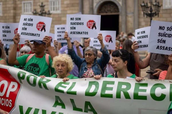 Centenares de personas protestan en Barcelona tras el suicidio de dos hermanas por desahucio