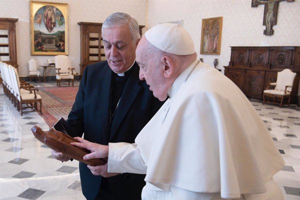 El Papa Francisco bendice la virgen de la Iglesia de Las Chumberas (Tenerife)