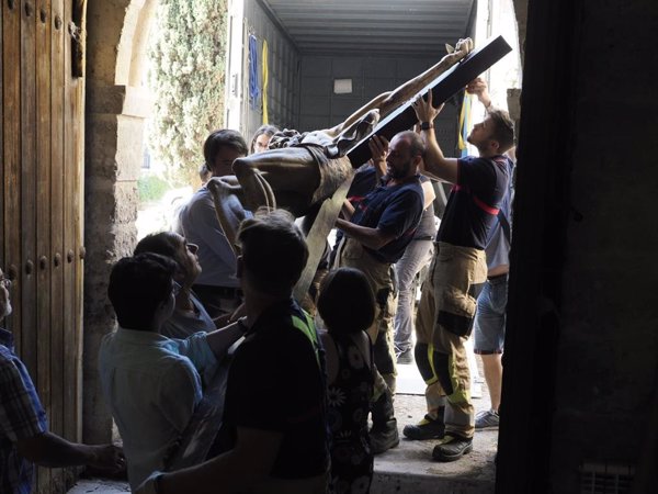 Bomberos de Valladolid colaboran en el traslado del 'Santo Cristo al Humilladero' desde la Vera Cruz a la Catedral