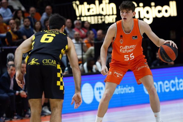 El joven base Sergio de Larrea se incorpora al primer equipo del Valencia Basket