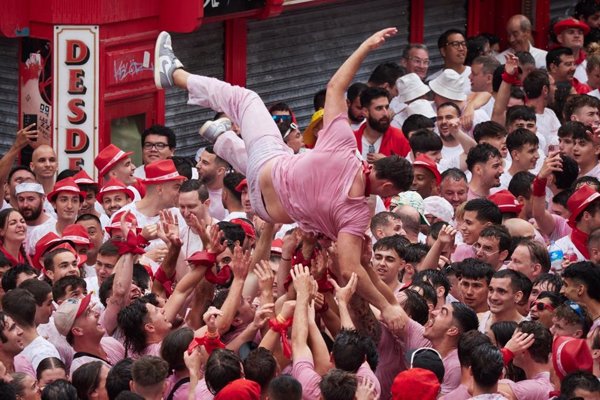 Arrancan los Sanfermines de 2024 con un multitudinario chupinazo