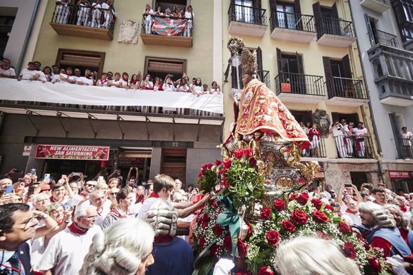 Pamplona arropa a San Fermín en la tradicional procesión durante el día grande de las fiestas