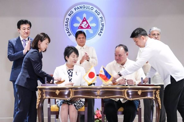 Filipinas y Japón firman un acuerdo para el despliegue mutuo de militares en ambos países