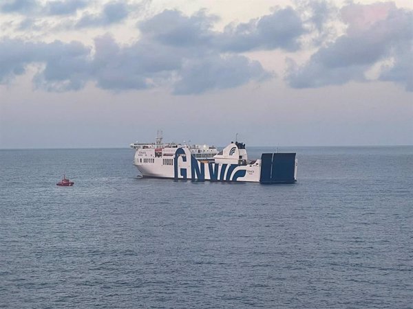 Los primeros pasajeros evacuados del 'Tenacia' llegarán al puerto de Valencia sobre las 20.30 horas