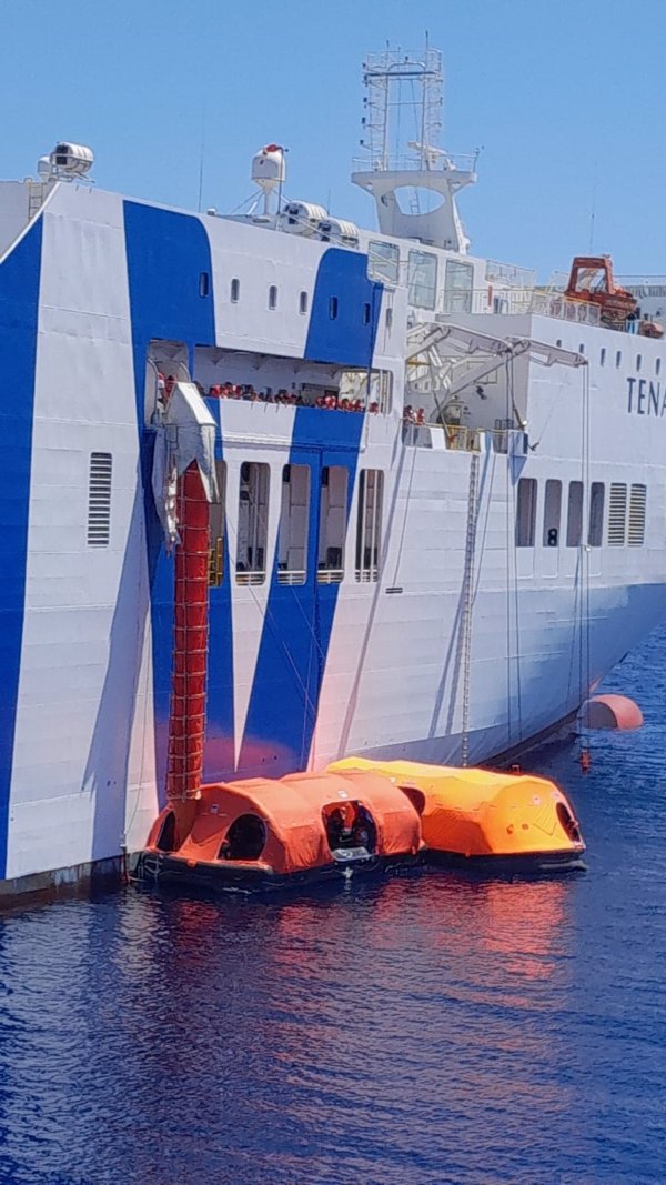 Los primeros 123 pasajeros evacuados del 'Tenacia' llegan al puerto de Valencia